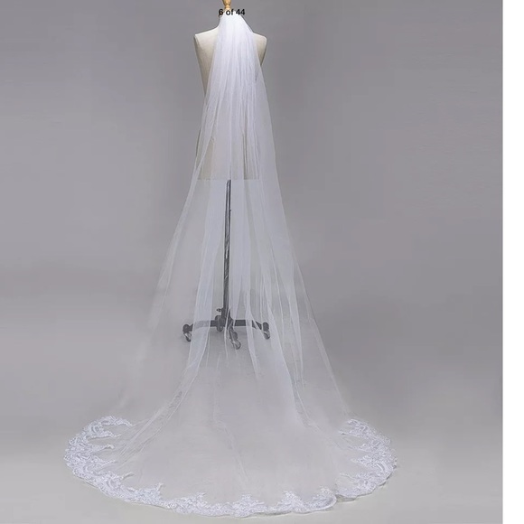 Pink Magnolia Accessories - NEW Beautiful bottom lace cathedral wedding veil